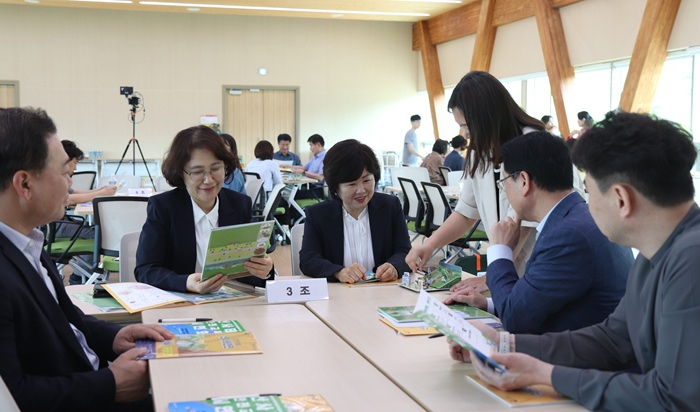 사진2.이미라 산림청 차장(왼쪽)이 정진화 한국산림복지전문업협회 회장(오른쪽)과 산림복지종합교육센터에서 산사태 안전교육 콘텐츠를 체험하고 있다..jpg