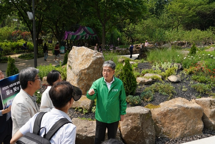 사진2.임상섭 산림청장(오른쪽에서 첫 번째)이 30일 '2025 서울국제정원박람회'에 참석해 현장 점검을 하고 있다.jpg