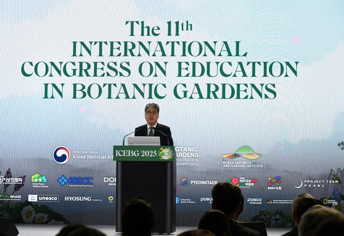 사진1.임상섭 산림청장이 9일 서울 코엑스에서 열린 제11차 세계식물원교육총회(ICEBG)에서 축사를 하고 있다.jpg