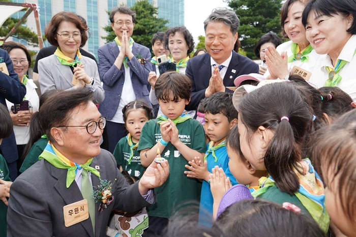사진4.이미라 산림청 차장과 우원식 국회의장이 10일 아이들과 함께 '잣열매 태우면서 소원빌기' 체험을 하고 있다..jpg