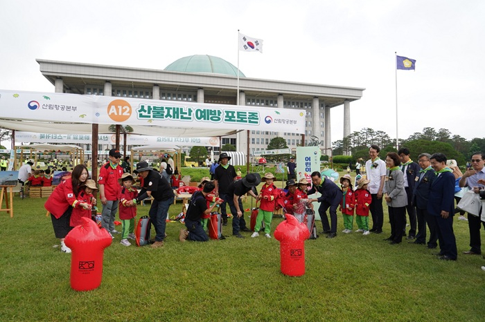 사진3.어린이들이 10일 국회 잔디마당에서 산불진화 체험을 하고 있다.jpg