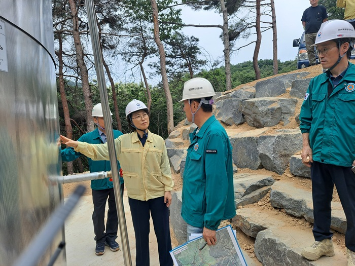 사진1.이미라 산림청 차장이 13일 장태산 임도 사업장을 찾아 현장 점검을 하고 있다..jpg