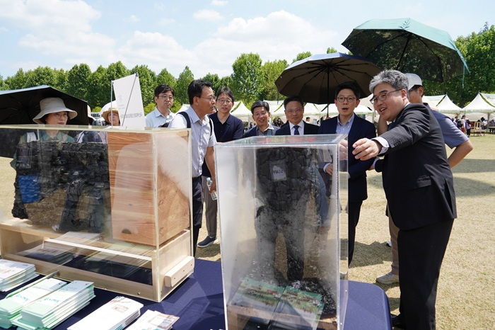 사진3.임상섭 산림청장이 6월 14일 서울시 동작구 보라매공원에서 열린 ‘2025 목재문화페스티벌’ 현장을 방문해 목재의 내화 성능을 비교한 전시물을 관람하고 있다..jpg