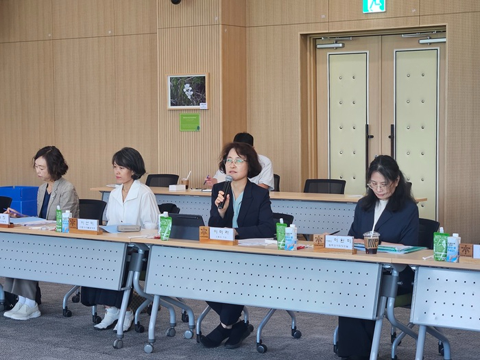 사진1.이미라 산림청 차장(오른쪽에서 두 번째)이 3일 국립세종수목원에서 ‘제8기 산림청 정책자문위원회 기획조정 분과회의’를 하고 있다.jpg