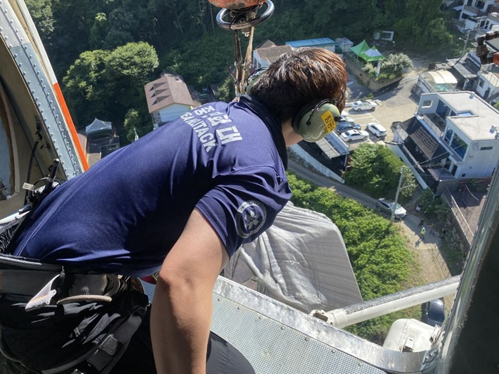 관련사진3-구호물품 산림청 헬기 활용하여 전달 중.JPG