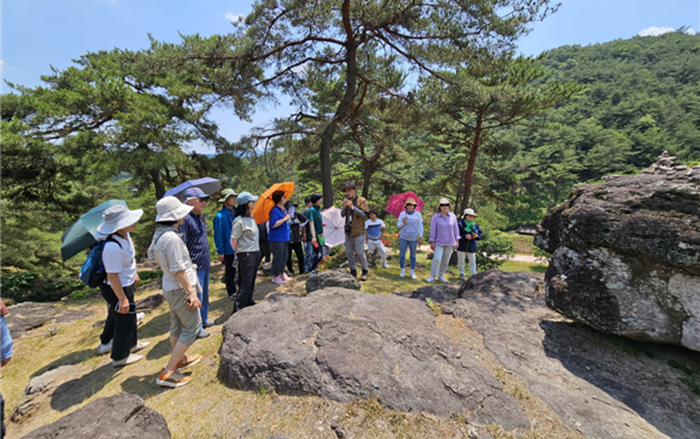 지질공원해설사 현장해설 모습(2).png