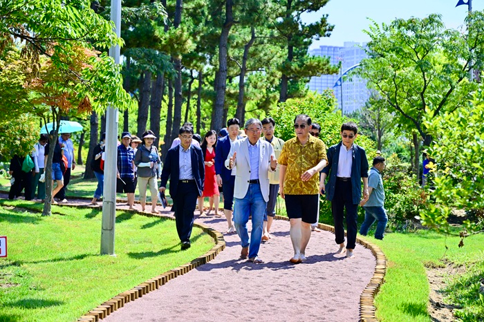 1. 청초호유원지 맨발걷기길 개장식 등 (3).JPG