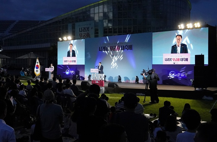 사진1.김인호 산림청장이 14일 국립세종수목원에서 열린 ‘광복 80년, 나라꽃 무궁화 대축제’에 참석해 축하 인사를 하고 있다..jpeg
