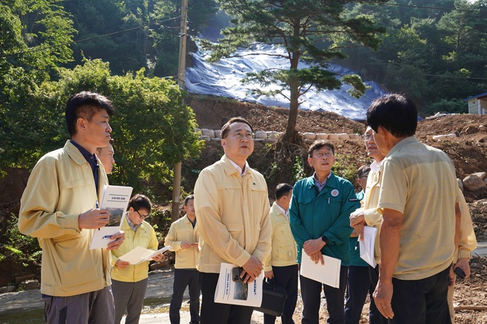 사진1.김인호 산림청장이 20일 경상남도 산청군 산사태 피해지를 찾아 현장점검을 실시하고 있다..jpg
