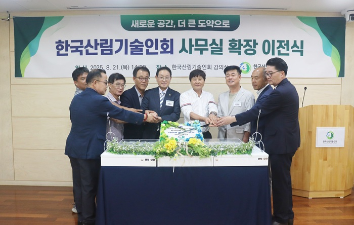 기념 케이크 커팅식 기념촬영.JPG