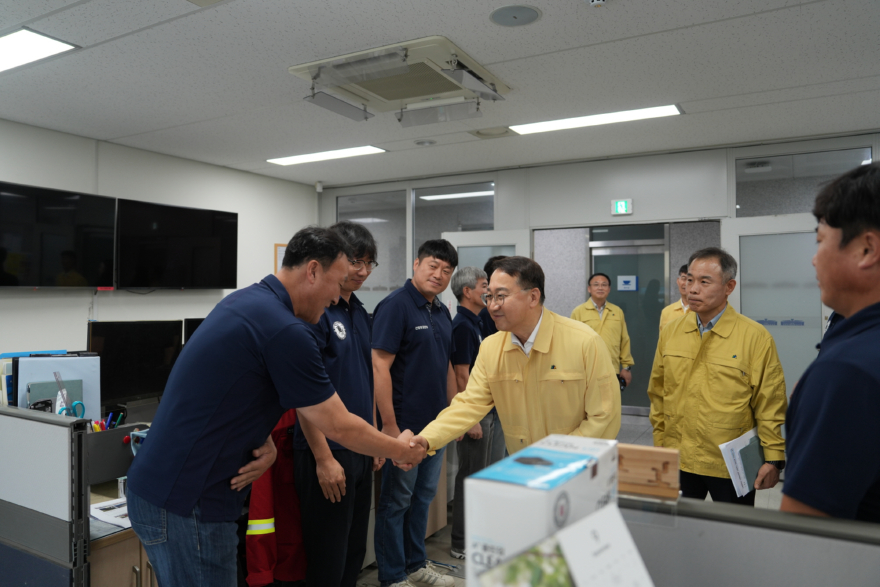 관련사진1-직원들과 인사하는 김인호 산림청장.JPG