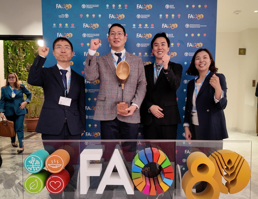 사진2. 이탈리아 로마에서 열린 유엔식량농업기구(FAO) 80주년 기념행사에서 제2회 세계복원대회 우수사례 시상 받은 산림청 관계자들이 기념 촬영을 하고 있다.jpg