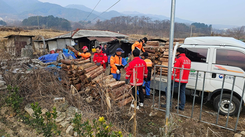 사진1. 산림청은 24일 취약계층 위한 ‘사랑의 땔감 나누기 행사’를 전국적으로 추진한다고 밝혔다.jpg