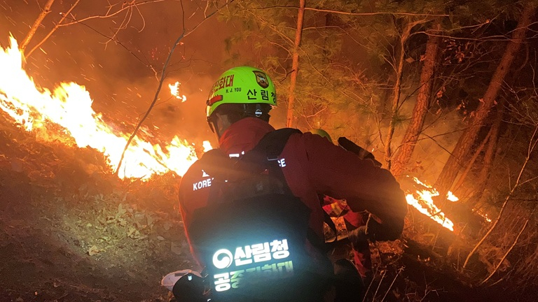 사진2._산불진화에_총력을_기울이고_있는_산림청_공중진화대원.jpg