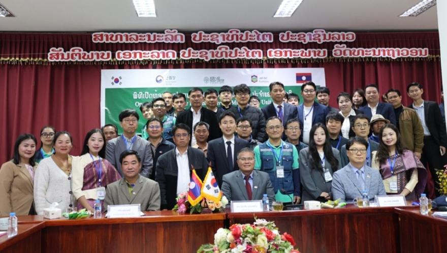 사진1._산림청은_라오스_국외산림탄소축적증진(REDD )_국제감축사업_지역사업단_개소식에서_기념사진을_촬영하고_있다.jpg