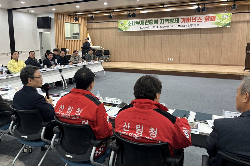사진1. 박은식 산림청 차장(앞줄 왼쪽에서 첫번째)이 호남호국기념관에서 소나무재선충병 확산 차단을 위한 “순천시 지역방제 거버넌스 회의”를 주재하고 있다.jpg