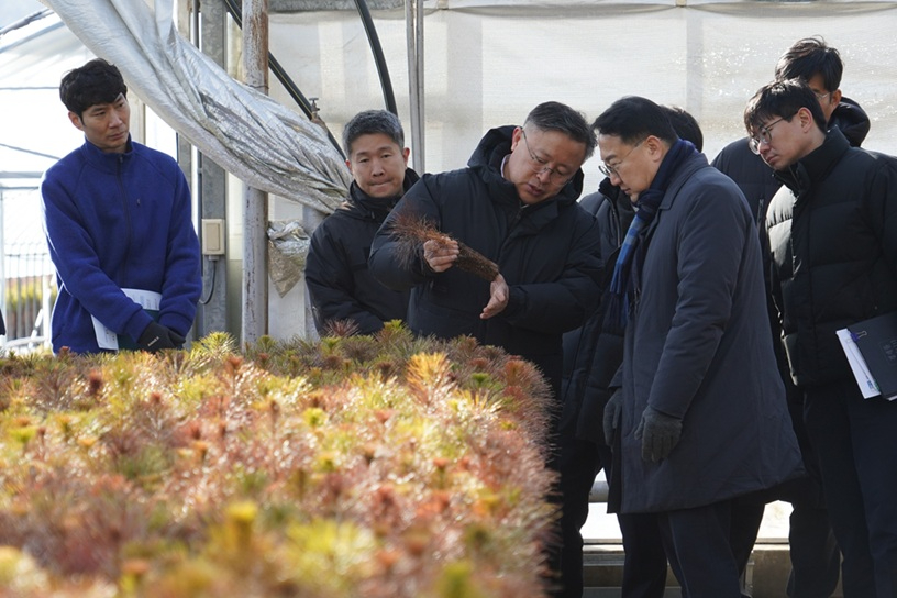 사진1._김인호_산림청장(왼쪽에서_네번째)이_28일_양평군에서_국유양묘장을_점검하고_있다.jpeg