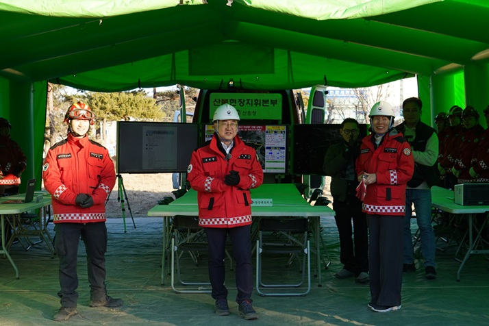 사진3. 김인호 산림청장이 29일 울진국유림관리소 일원에서 산불현장통합지휘본부를 설치하고 있다.jpeg