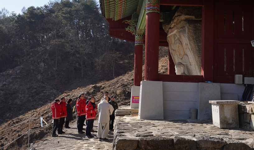 사진3._김인호_산림청장(오른쪽에서_네번째)이_30일_경상북도_영주시_흑석사_등_문화재_시설_및_생활권_주변_지역을_대상으로_산불예방을_위한_이격공간_조성_사업지를_점검하고_있다.jpeg
