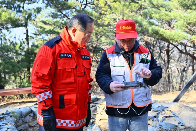 1. 산불감시 드론장비 살펴보는 이병선 시장 (2).JPG