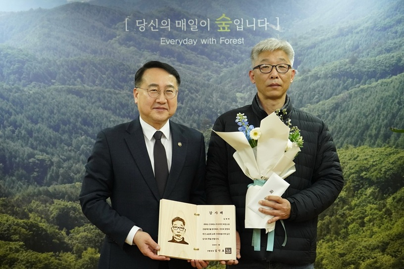 사진3. 김인호 산림청장이 산불 방지에 기여한 유공자에게 감사패와 함께 포상금을 수여하고 기념사진을 촬영하고 있다.jpeg