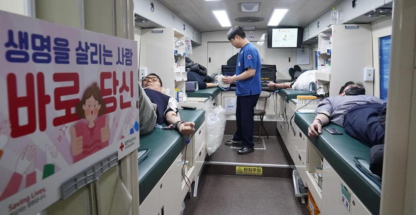 사진1.산림청 직원들이 생명 나눔 실천을 위해 헌혈 행사에 참여하고 있다.jpg