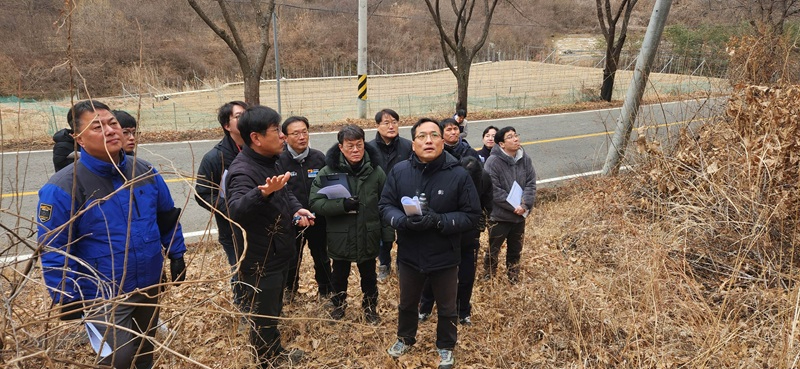 사진2. 이상익 산림청 산림산업정책국장은(앞줄 오른쪽에서 첫번째) 10일 2025년 경상북도 산불 피해지 내 숲가꾸기 사업장 현장점검을 하고 있다.jpg
