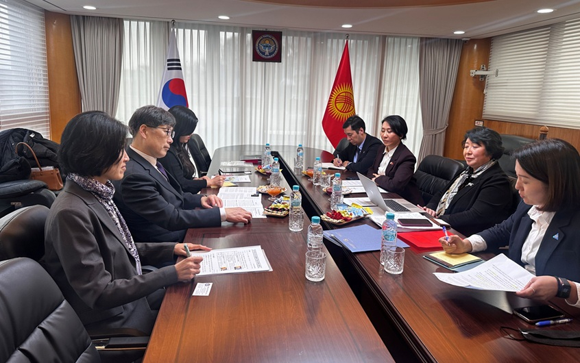 사진1. 남송희 산림청 국제산림협력관(왼쪽에서 두번째) 11일 주한키르기즈대사관에서 ‘한-키르기스스탄 산림협력 고위급 면담’을 하고 있다.jpg