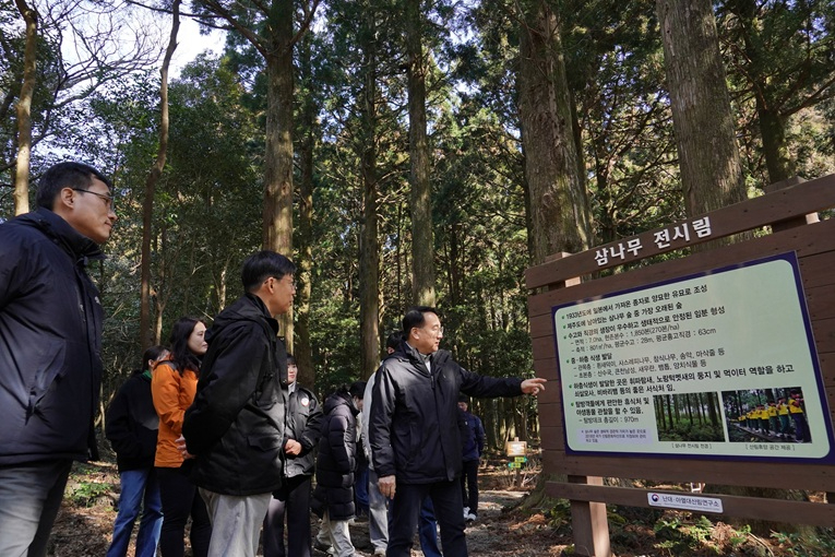 사진4._김인호_산림청장(오른쪽_첫번째)이_국립산림과학원_한남사려니오름숲을_찾아_산림경영_현장을_점검하고_있다.jpeg