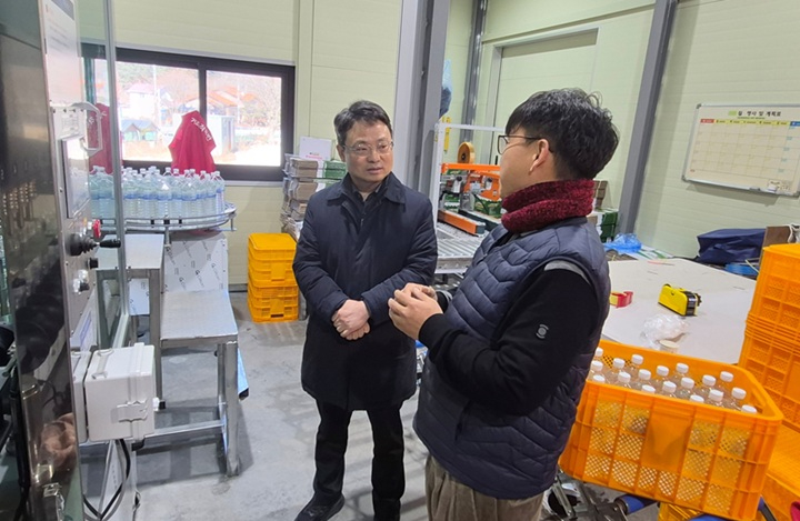 사진2. 박은식 산림청 차장(왼쪽 첫번째)이 20일 전북특별자치도 무주군 고로쇠 수액 임업 현장을 방문해 지역주민의 의견을 청취하고 있다.jpg