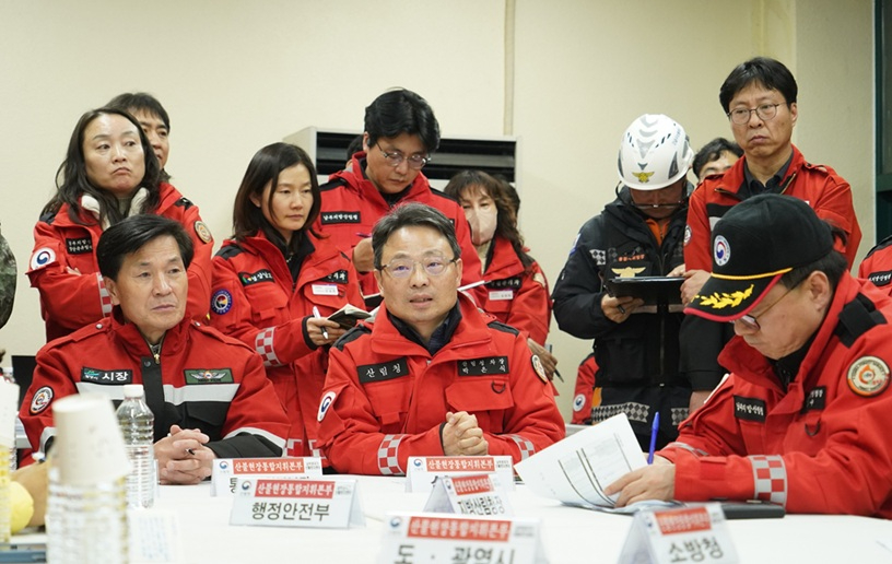 [산림청 사진뉴스] 박은식 산림청장 직무대리, 경남 밀양 산불 현장 지휘3.jpg