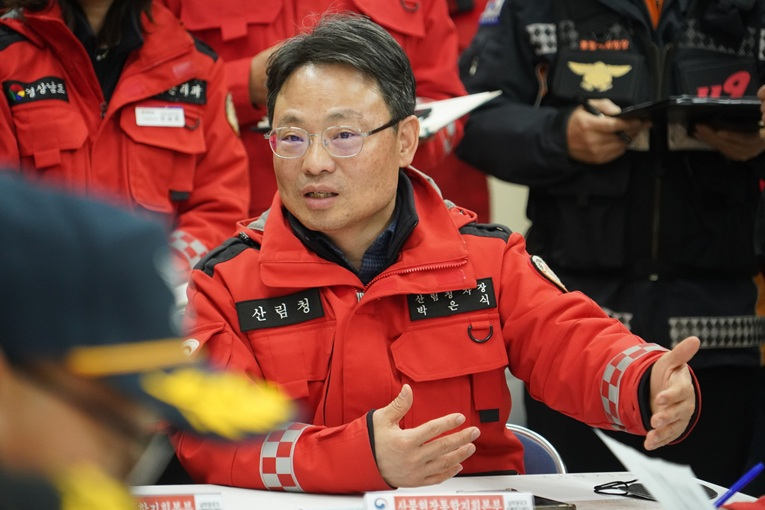 [산림청 사진뉴스] 박은식 산림청장 직무대리, 경남 밀양 산불 현장 지휘1.jpg