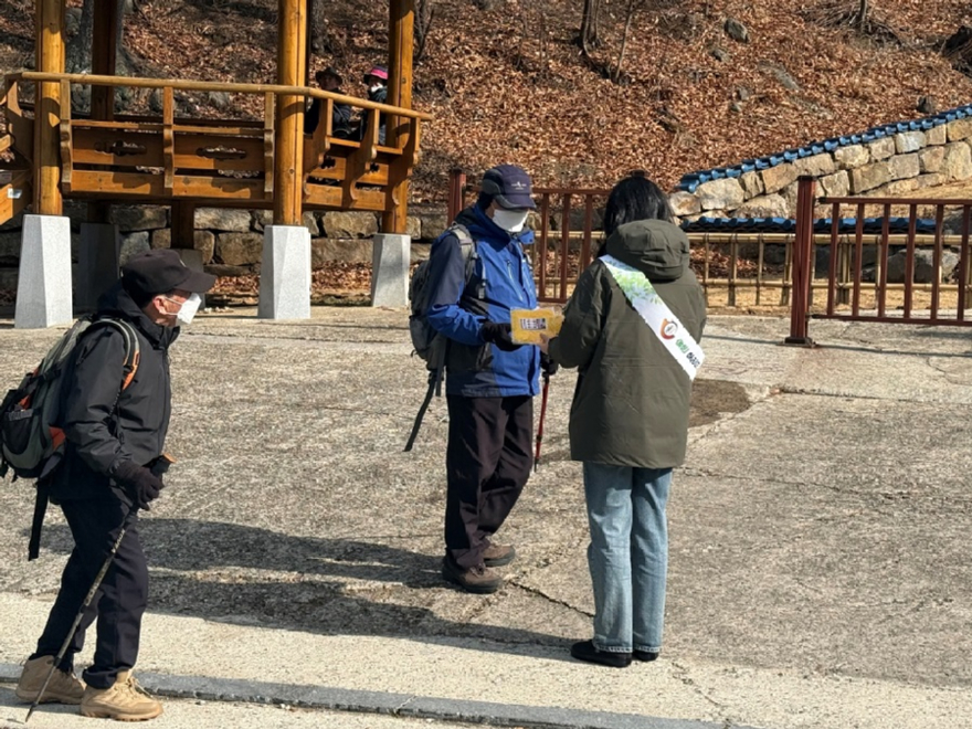사진6.국립자연휴양림 직원들이 보문산에서 산불예방캠페인을 벌이고 있다..jpg