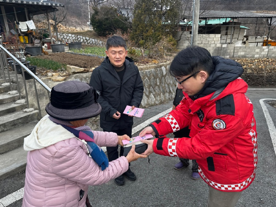 사진2.산림청  관계자가 12일 전북지역에서 산불예방 영농부산물 파쇄 캠페인 실시을 하고 있다.jpeg