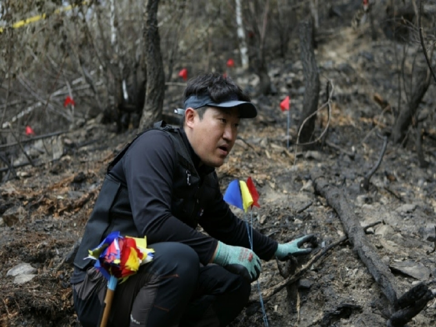 사진3.지난 2월 21일 발생한 경상남도 함양군 산불 발화 지점에서 산림청을 비롯한 관계 기관이 합동조사를 실시하고 있다.jpg