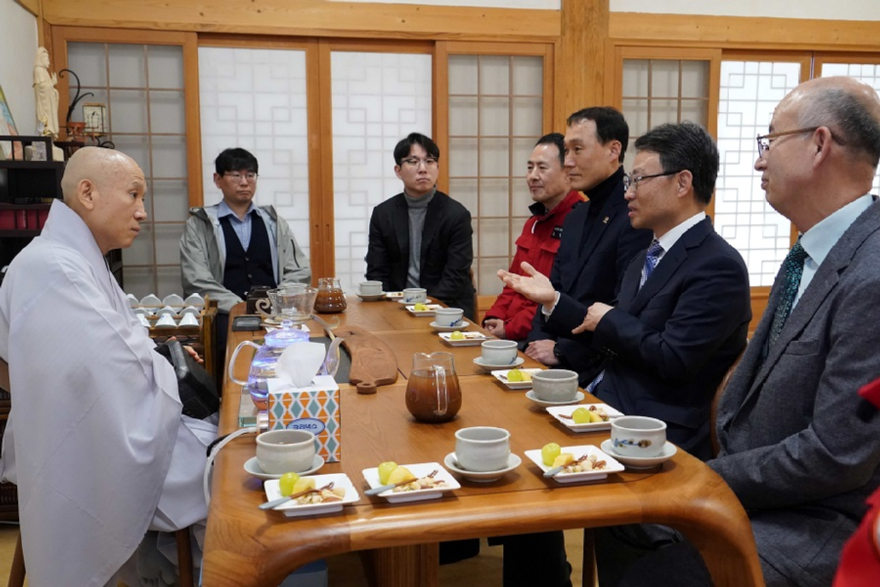 사진1.박은식 산림청장(오른쪽에서 두번째)이 18일 팔만대장경 판각용 국산목재 공급 등 협력체계 구축을 위해 합천 해인사를 방문해 혜일 주지 스님(왼쪽 첫번째)을 만나 환담하고 있다.jpg