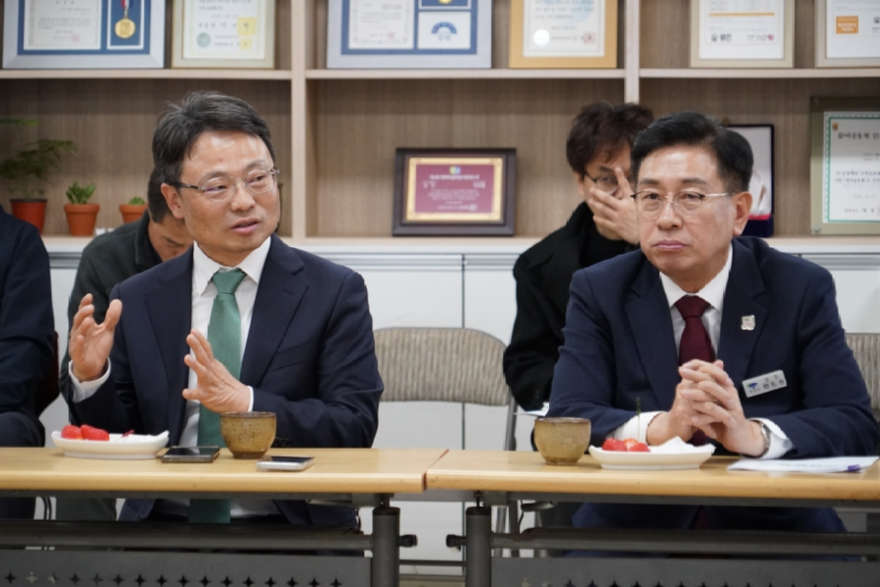 사진2._박은식_산림청장(왼쪽)이_경기도_양평군에서_임업인과_현장_간담회를_하고_있다..jpg