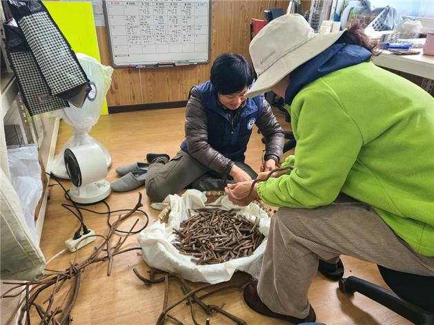 오남도시숲에서 물관체관 시험용으로 이용할 칡즙을 준비하는 모습.jpg