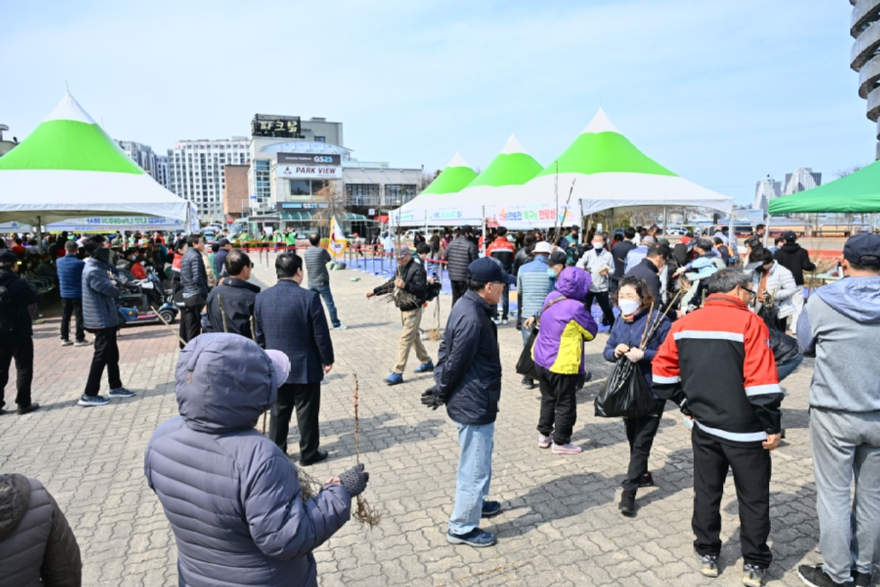 5. 2025년 4월 2일 나무나누어주기 행사 당시 (3).jpg