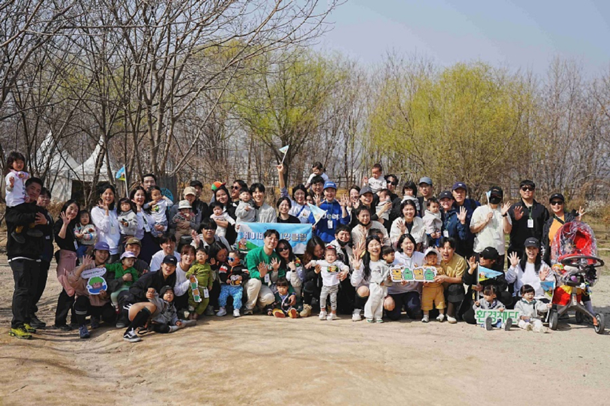 [사진자료] 환경재단, 최연소 아웃도어 모임 ‘베이비하이킹클럽’과 꿀숲벌숲 조성_20260330.jpg