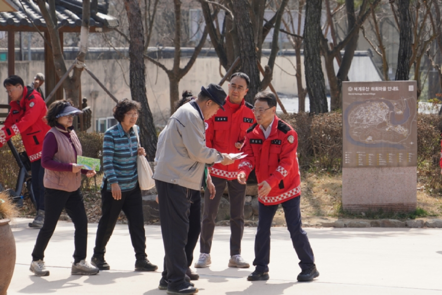 사진1.박은식 산림청장이 28일 경상북도 안동 하회마을 일원에서 관광객을 대상으로 산불예방 홍보물을 나눠주며 캠페인을 진행하고 있다..jpg
