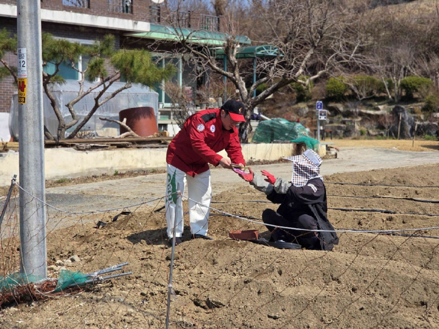 사진2.산림청 관계자가 산불 예방 홍보 활동을 하고 있다.jpg