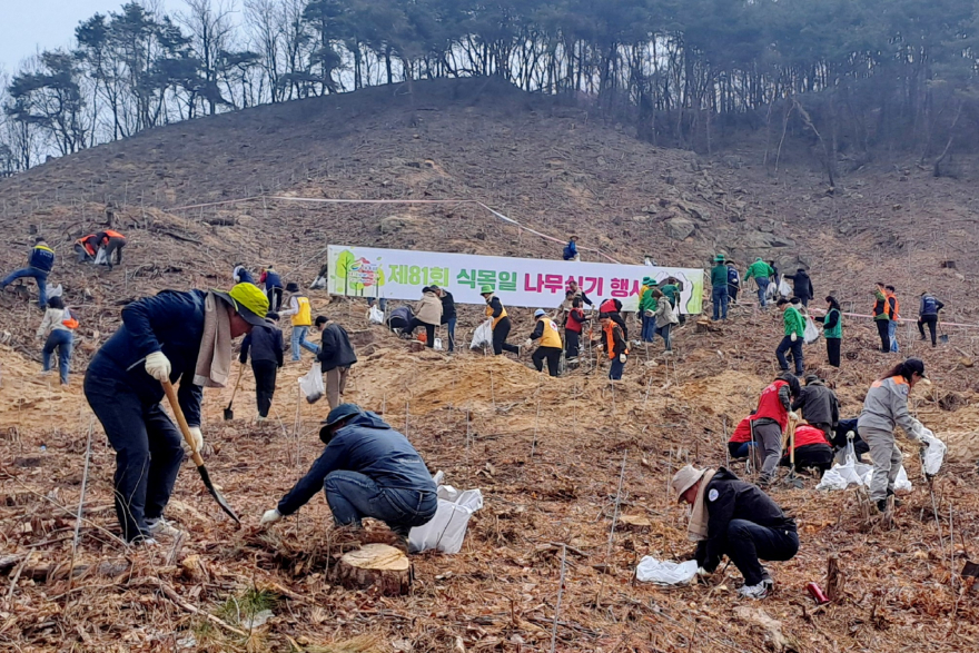 04-여주시 제81회 식목일 나무심기 행사 개최… 싸리산에 시민과 함께하는 힐링명품숲 조성.jpg