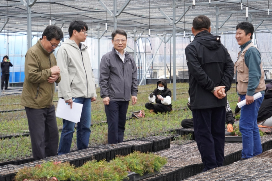 사진4.박은식 산림청장(왼쪽에서 세번째)이 4일 경상북도 상주 민간양묘장을 방문해 현장을 점검하고 애로사항을 청취하고 있다.jpg