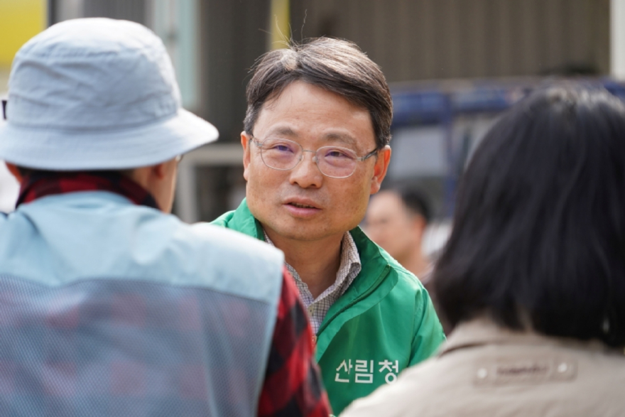 사진2.박은식 산림청장이 3일 조경수 재배임가를 찾아 임업용 면세유 공급 상황 등 입업인 경영실태를 점검하고 있다.jpg