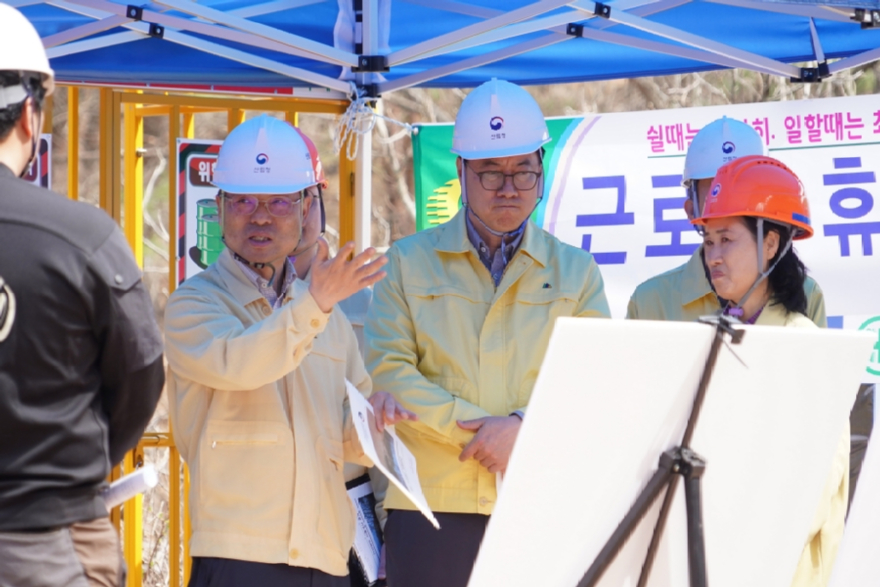 사진2.박은식 산림청장(왼쪽)이 3일 경상북도 안동시 길안면을 찾아 산불피해지 ‘임도 신설 현장의 안점점검'을 실시하고 있다.jpg