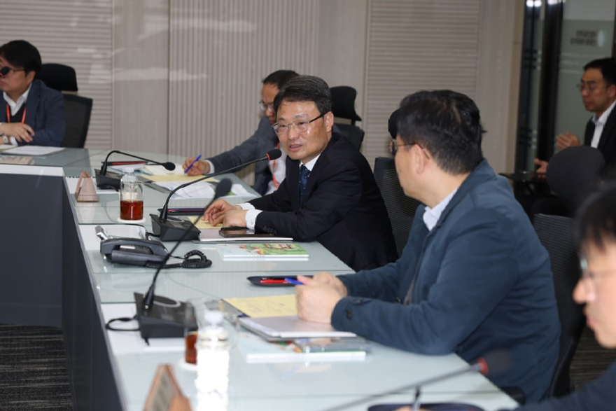 사진1.박은식 산림청장(가운데)이 10일 국립산림과학원에서 산림재난예측분석체계를 점검하고 있다.jpg