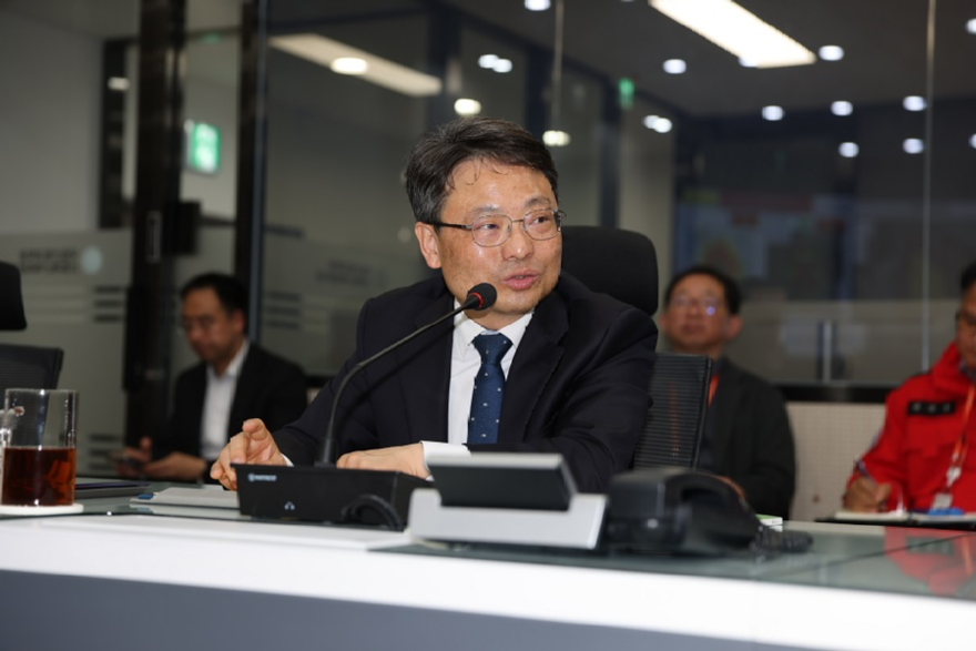 사진2.박은식 산림청장이 10일 국립산림과학원에서 산림재난예측분석체계를 점검하고 있다.jpg