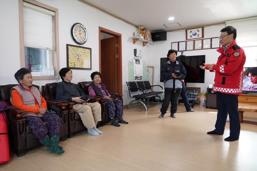 사진4.박은식 산림청장이 11일 충남 공주 사곡면 마을회관을 방문하여 지역 주민 협조를 당부 하고 있다..jpg
