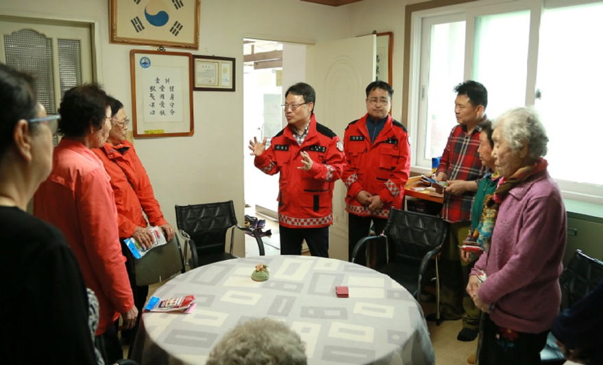 사진3.박은식 산림청장(왼쪽에서 네번째)이 12일 충북 보은군 마을회관을 찾아 주민들에게 산불 예방 협조를 당부하고 있다..jpg